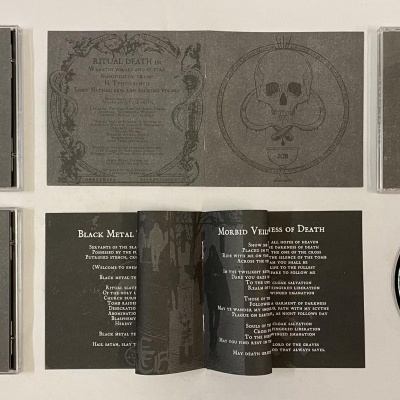 Caixa de CD cinza e preto com crânio e cogumelos, texto em inglês e CD com arte similar.