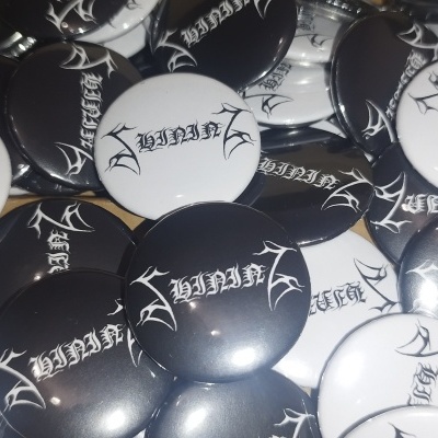 Muitos bottons redondos branco e preto com texto 