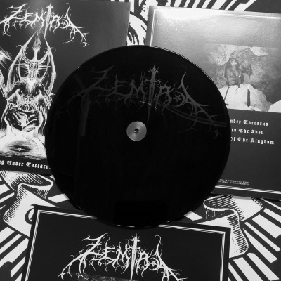 Vinil preto com logotipo Zephyrum e capas de álbuns preto e branco com arte e texto