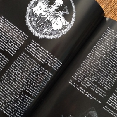 Página de revista com texto branco em fundo preto, desenho circular branco e foto de pessoa com roupa gótica