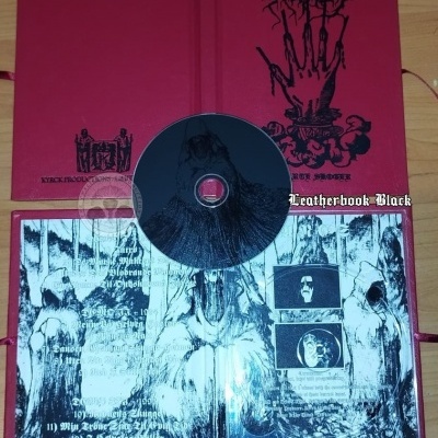 Capa vermelha de CD com texto e imagens em preto e branco e CD preto