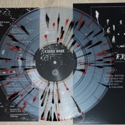 Disco de vinil transparente com respingos pretos e vermelhos aberto com encarte de letras e imagem da banda Final Dose