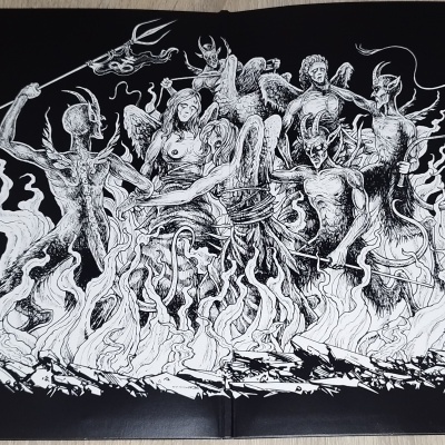 Arte preta e branca com figuras esqueléticas e chamas, lua crescente nos cantos