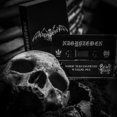 Cassete de música NAGY SZEGEN com crânio humano ao lado em ambiente rústico