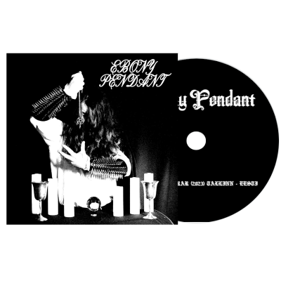 Capa de álbum em preto e branco com pessoa segurando pendente e CD com texto gótico