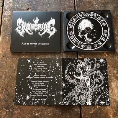 Conjunto CD com capa preta, disco com caveira e inserto com texto e ilustração em preto e branco