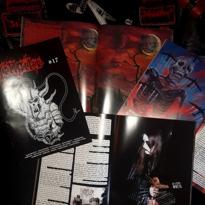 Diversas revistas ou zines de heavy metal com capas ilustradas e texto, em ambiente escuro