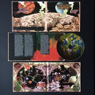 Álbum/CD SHEESHAM COUNTRY com ilustrações espaciais em cores castanhas, verdes e roxas