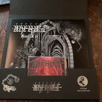 Conjunto de vinil, cassete e embalagem com arte gótica para música