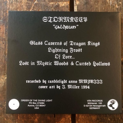 Capa de álbum de vinil preta com texto branco e títulos de músicas