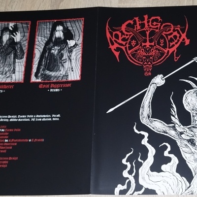 Capa aberta de álbum de vinil com arte preta e branca e texto vermelho