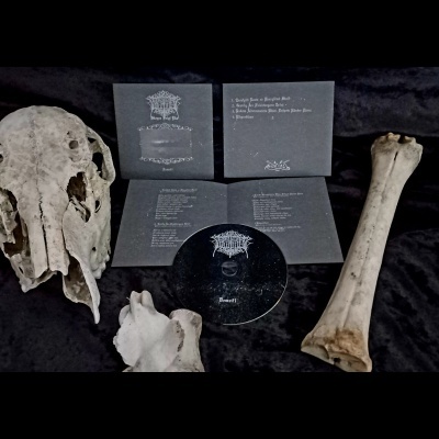 CD preto com capa e encarte cinza, três ossos e crânio sobre fundo preto