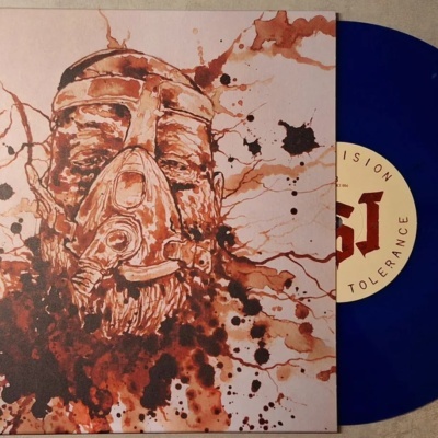 Capa de disco em vinil azul com pintura de rosto com máscara em tons castanhos.