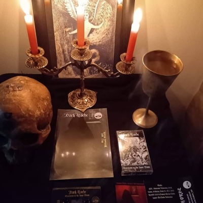 Composição gótica com castiçal, crânio, cálice e material Dark Horde