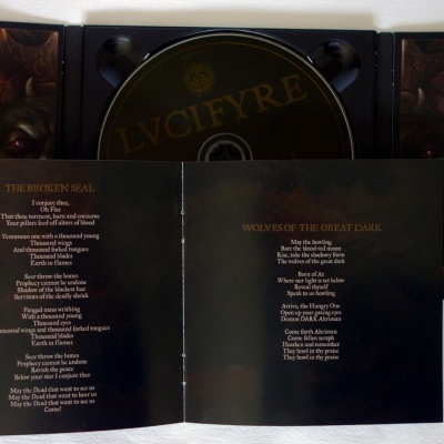 CD Lvcifyre aberto com caixa e livreto em fundo branco