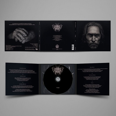 Capa desdobrável de CD preto com imagem de mãos envelhecidas, logótipo complexo e rosto de homem idoso