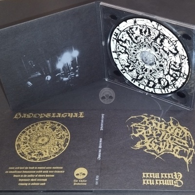 Capa de CD preta com disco estampado a preto e branco aberta