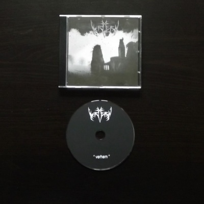 CD preto com texto e capa monocromática com silhuetas de edifícios