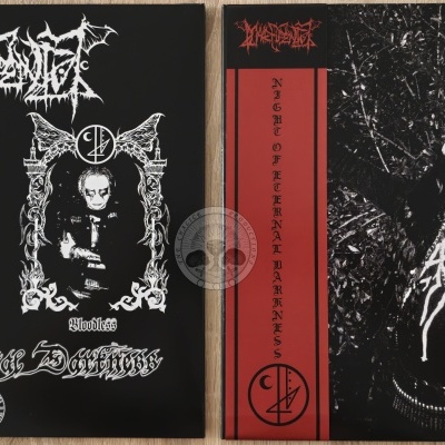 Álbum de vinil com design preto, branco e vermelho com texto e imagens de membros da banda em estilo gótico