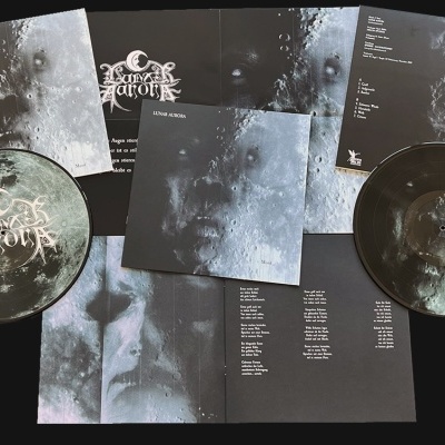 Dois discos de vinil e vários encartes com imagens da lua e texto em português
