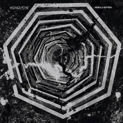 Capa de álbum com padrão geométrico octogonal branco em fundo preto e texto MONOLITHE e NEBULA SEPTEM