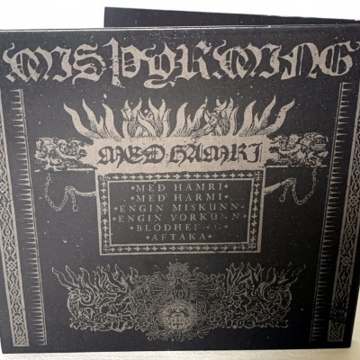 Capa preta com texto em branco e ilustrações, lista de títulos