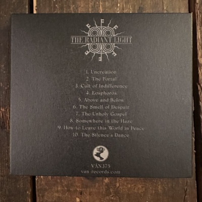 Caixa preta com títulos de faixas do álbum THE RADIANT LIGHT em texto branco
