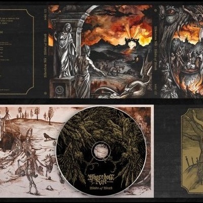 Caixa de CD com arte apocalíptica, CD preto com texto MONSTROSITY CRISIS OF FAITH e ilustrações em preto, cinza e laranja