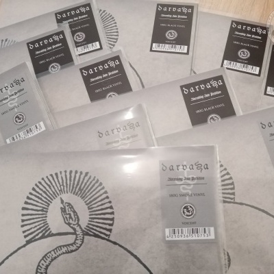 Lençóis e fronhas cinza claro com padrão circular e etiquetas Bardaga