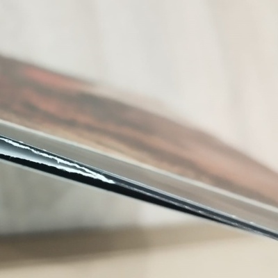 Canto de capa dura de livro com padrão castanho e bege e lombada preta