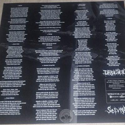Folheto ou capa preta com letras de música em branco e nomes das bandas DRaUGVEIL e SELVNATH