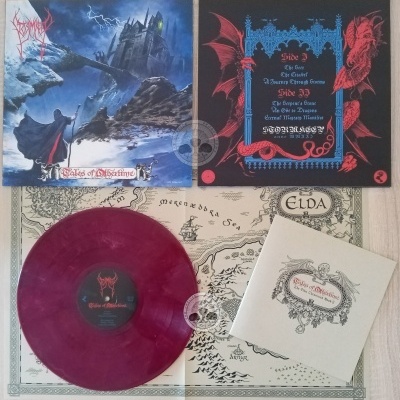 Conjunto de vinil roxo translúcido, capa ilustrada, poster com texto das músicas e mapa temático