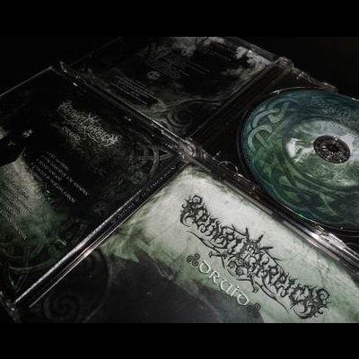 Conjunto de CDs em estojo plástico com capas em preto e verde e texto ORCID