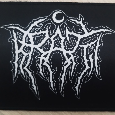 Patch preto com texto branco estilizado e lua crescente