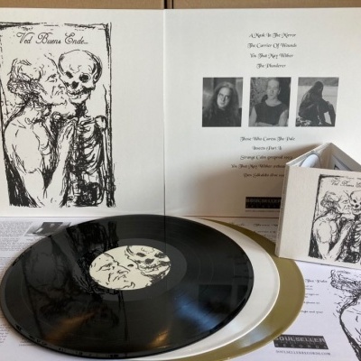 Disco de vinil, capa e CD com arte de esqueleto e figura abraçando, folhas informativas em fundo bege