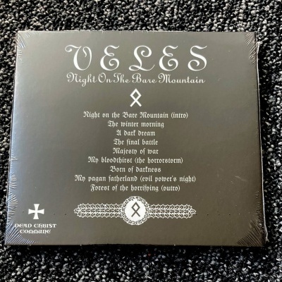 Capa traseira de álbum preto com texto branco e lista de faixas