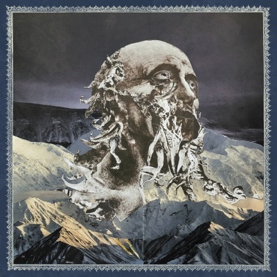 Cabeça estilizada com figuras humanas e montanhas nevadas ao fundo, borda decorativa branca.