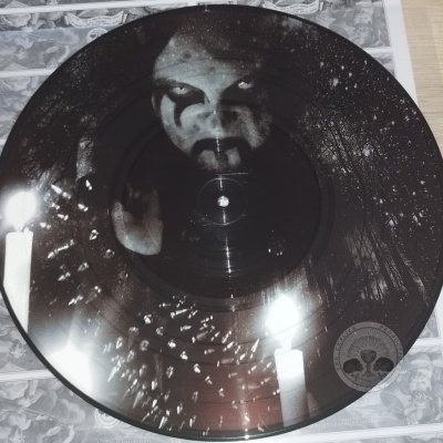 Disco vinil preto com imagem de figura pintura facial metal preto e velas