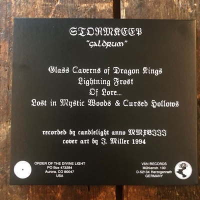 Capa de álbum musical preto com texto branco e informações de gravação e distribuição.