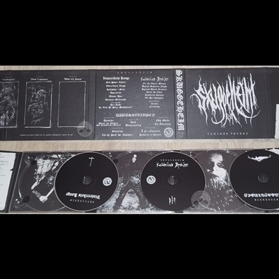 Álbum musical preto e branco com três CDs e encarte detalhado em estilo sombrio