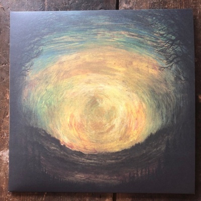 Capa de disco com arte abstracta em tons quentes e fundos escuros