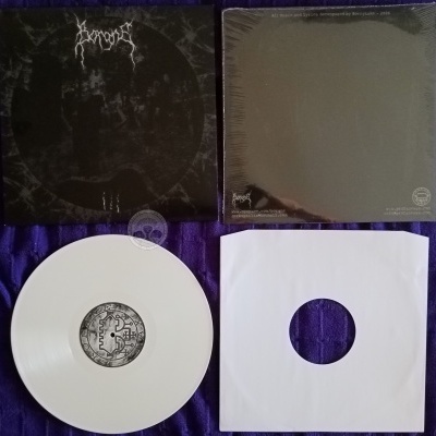 Disco de vinil branco com capa preta e capa traseira cinza, sobre tecido roxo