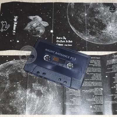 Cassete azul e folheto preto e branco com imagens da lua e texto em inglês