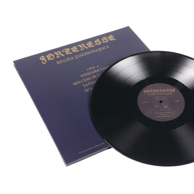 Disco de vinil preto com capa azul e texto dourado