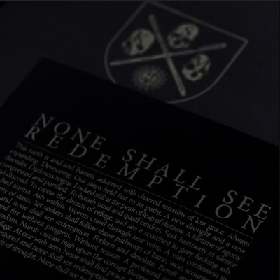 Página preta com texto branco e símbolo de escudo com crânios e sol