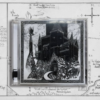 CD com capa preta e branca sobre mapa com texto em inglês antigo.