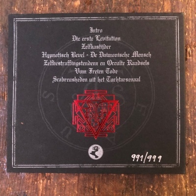 Capa de álbum preta com texto em alemão e símbolo vermelho no centro.