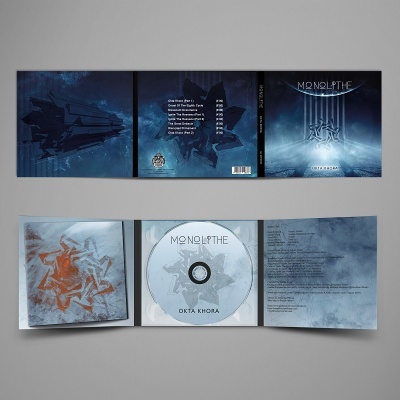 Caixa de CD aberta com CD e arte em tons de azul e cinza, texto MONOLITHE OKTA KHORA