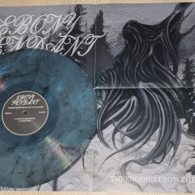 Disco de vinil azul marmoreado da banda EBONY PENDANT com capa aberta em preto e branco.