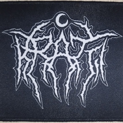 Patch quadrado preto com design gráfico branco e símbolo de lua crescente